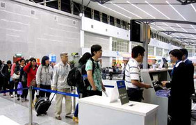 Dùng tên người khác mua vé, bị 'lật tẩy' tại sân bay Nội Bài