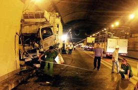 Tai nạn kinh hoàng, ô tô nát bươm trong hầm Hải Vân