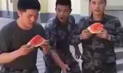 Clip: Cao thủ ăn dưa hấu khiến đối thủ đứng hình