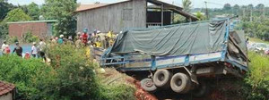Xe tải lao vào nhà dân, tài xế và phụ xe tử vong