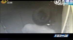 Clip: Cậu bé tè bậy làm tê liệt thang máy suốt 2 ngày