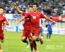 Xem thầy Công Phượng chỉ đạo 'đấu súng' cân não với Thái Lan