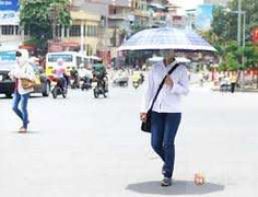 Người dân vật vã tránh nóng