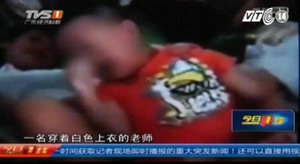 Không ngủ trưa, bé trai bị cô giáo hành hạ, đạp vào vùng kín