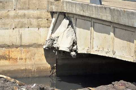 Sà lan trôi dạt đâm nứt toác cầu giữa Sài Gòn