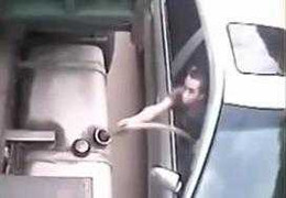 Clip: Xe tải bị trộm xăng giữa đường