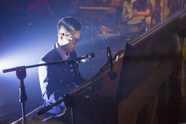 Vũ Cát Tường 'nghẹt thở' trong vòng vây hàng trăm fan tại Hà Nội