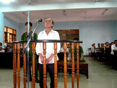 Thương tâm cháu bé bị 2 'yêu râu xanh' già làm hại đời