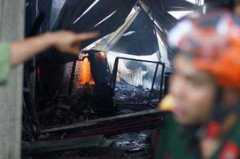 Cháy lớn xưởng gỗ ở Hà Nội, dân hoảng loạn tháo chạy