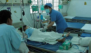 Gây áp lực cấp cứu cho con, mẹ đâm đầu vào tường