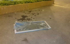 Cửa sổ chung cư 'bay' xuống đất, cư dân hoảng sợ