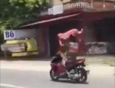 Truy tìm 'quái xế' lái xe bằng chân phóng vun vút trên quốc lộ 5