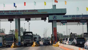 Gần 10 km có 5 trạm thu phí, lái xe mua phí mỏi tay