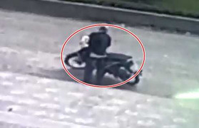 Video: Tên trộm bẻ khóa xe trong tích tắc ở Hà Nội