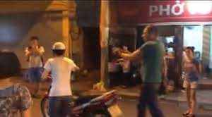 Anh Tây bất lực dạy cô gái Việt luật giao thông