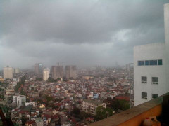 Nắng nóng tăng cao, cuối ngày có mưa dông, tố lốc