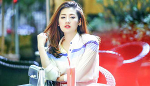 Á hậu Dương Tú Anh xinh đẹp 'vạn người mê' khi xuống phố