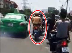 Taxi bỏ chạy điên cuồng trên phố Hà Nội: Một CSGT bị hất lên nắp capo