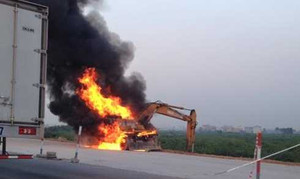 Video: Máy xúc bốc cháy dữ dội khi đang thi công