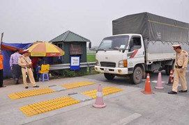 Thuê xã hội đen 'bảo kê' xe quá tải lên cao tốc Nội Bài - Lào Cai