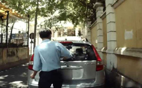 Camera hành trình 'bắt sống' bảo vệ trộm cần gạt nước ô tô