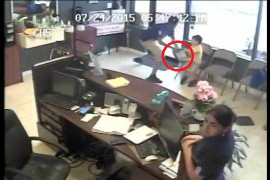 Clip: Nam thanh niên cướp iPad trên tay bé 4 tuổi ở thẩm mỹ viện