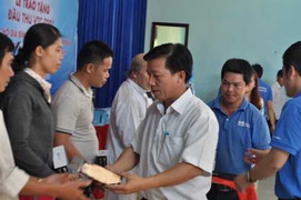 Đầu thu VTC- T201 đã được trao tận tay từng hộ dân nghèo