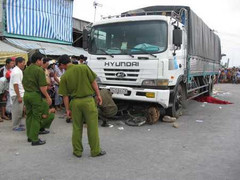 Xe tải lộn nhiều vòng trên đường, 3 trẻ em thương vong