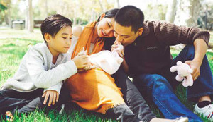 Kim Hiền rạng ngời hạnh phúc sau một tháng sinh con