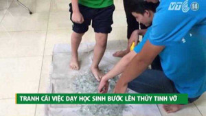 Tranh cãi việc dạy học sinh dũng cảm bằng cách đi trên thủy tinh