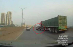 Xe hơi suýt bị container cán bẹp: Truy tìm 'hung thần' từ camera giám sát