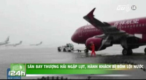 Sân bay Thượng Hải ngập lụt, hành khách bì bõm lội nước