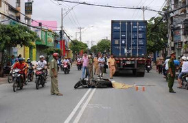 Thương tâm chồng ôm thi thể vợ khóc thảm thiết sau tai nạn