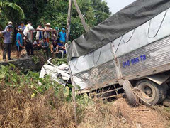 Bị tàu hỏa đâm chính diện, xe tải bay xa 10 m