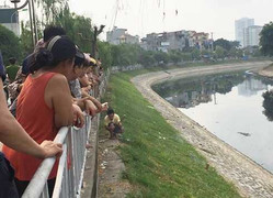 Thi thể người đàn ông nổi trên sông Tô Lịch