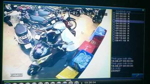 Tên trộm vượt 2 lớp cửa, cuỗm 9 xe máy giữa Sài Gòn