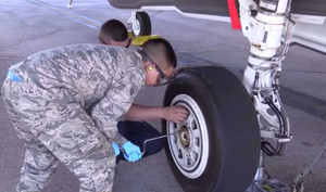 Thay lốp chiến đấu cơ F-35 trị giá 182 triệu USD có gì đặc biệt?