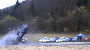 Clip: Tai nạn xe hơi khủng khiếp ở tốc độ 200km/h