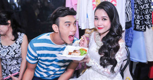 Hot girl Sam tình cảm đút cơm cho trai đẹp 