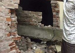 Dầm bê tông nặng hàng tấn bay thẳng vào nhà trong đêm