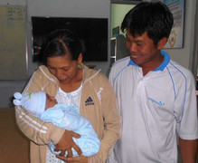 Bé trai bị đâm xuyên sọ xuất viện trong niềm vui của người thân