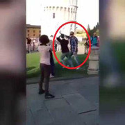 Clip: Màn phá bĩnh chụp ảnh ‘bạo lực’ nhất quả đất