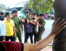 Một phụ nữ 'tố' công an xã lộng quyền