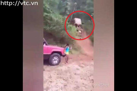 Clip: Lên dốc quá cao, ôtô lật thảm khốc