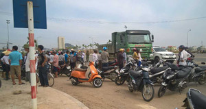 Xe tải kéo xe máy hàng chục mét trên đại lộ