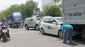 4 ô tô đâm liên hoàn, 2 xe con bẹp rúm