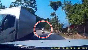 Video: Thót tim cảnh xe máy vượt ô tô ở đường cua