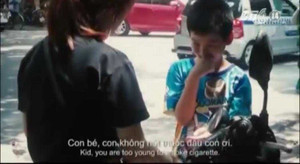 Clip: Trẻ em xin lửa hút thuốc và cái kết bất ngờ