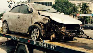 Ô tô bay trên không, lộn vòng 20m như phim hành động