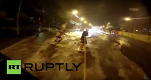 Clip: Lướt sóng trên dòng nước lũ trong thành phố